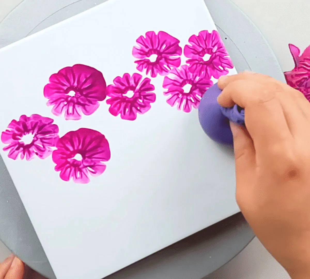 How to paint flowers with a balloon