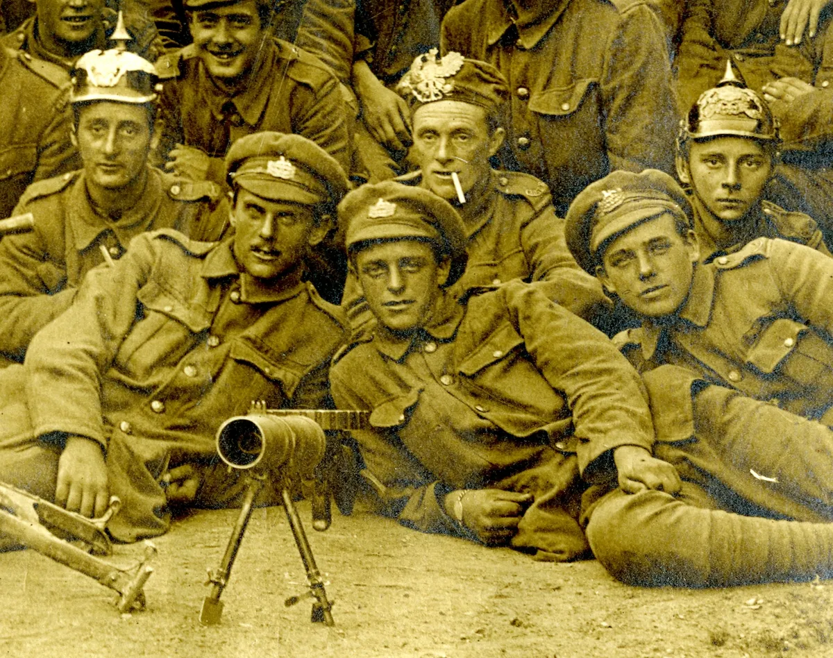 British soldiers pose behind a captured German gun in WW1