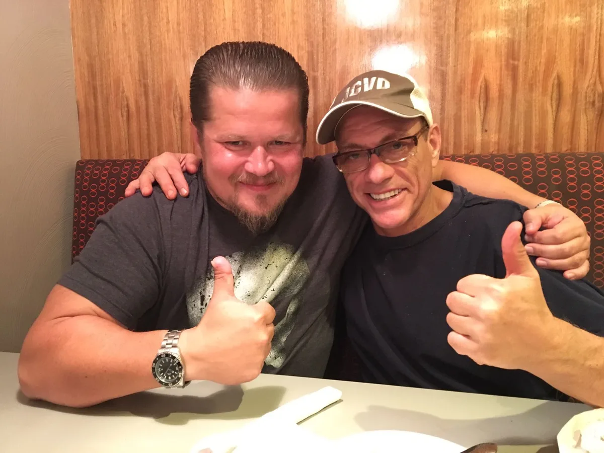 img-20161128-wa0002 Jean-Claude van Damme (rechts) schaltete sich aus Los Angeles in die Sendung von Radio 15. Hollywood-Produzent Peter Organ (links) war vor Ort. (Bild: zvg) , Hollywood zu Besuch in Uster (von links): Co-Produzent Peter Organ, Produzent Rafael Primorac und Radio-15-Chef Mathias «Betschi» Betschart. (Bild: zvg)