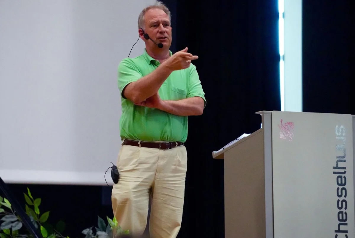 pfaeffikon_14052018_arztimchesselhuss_pfaeffikon_tz_mav_5_preview Der umstrittene deutsche Arzt Arne Elsen trat an diesem Wochenende im Pfäffiker Chesselhuus auf. Er hat den Ruf eines «Schuwlenheilers». (Fotos: Marcel Vollenweider), Dieser Ruf veranlasste am Freitag eine Gruppe Jungsozialisten und Aktivisten aus der Queer-Szene für ein «Kiss-In» vor der Veranstaltung. , Elsen selbst distanziert sich in einer fast einstündigen Rechtfertigungsrede vom Vorwurf, er habe Homosexualität ausgetrieben.