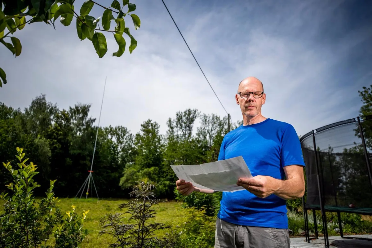 uster_16062018_zooseilahn_crm_1_preview Hansjürg Lusti in seinem Garten. Hinten links zeigt das Bauvisier an, wo die Seilbahn dereinst durchführen soll. (Foto: Christian Merz), Blick aus der Gondel auf die neue Elefantenanlage. (Visualisierung: Zoo-Seilbahn AG), Die Seilbahn beim Gfellergut. (Visualisierung: Zoo-Seilbahn AG), Die Bergstation ist neben der Masoala-Halle vorgesehen. (Visualisierung: Zoo-Seilbahn AG), Die ersten Meter ab dem Bahnhof Stettbach. (Visualisierung: Zoo-Seilbahn AG), Die Talstation beim Bahnhof Stettbach. (Visualisierung: Zoo-Seilbahn AG)