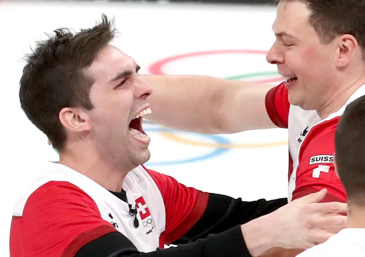 Der Ustermer Curler Claudio Pätz (rechts) bejubelt mit Skip Peter De Cruz die Bronzemedaille. (Foto: Keystone) , Der Grüninger Gilles Roulin wurde bei seiner ersten Olympia-Teilnehmer in der Abfahrt 33. und belegte im Super-G Platz 21. (Foto: Keystone) , Isabel Derungs aus Riedikon erreichte im Slopestyle-Finale den 18. Platz und scheiterte im Big Air in der Qualifikation. (Foto: Keystone) , Die Schweizer Curlerinnen belegten den enttäuschenden 7. Platz. Esther Neuenschwander aus Gockhausen (rechts) und Teamkollegin Marlene Albrecht verpassten die Halbfinals früh. , Torhüter Janine Alder (Mönchaltorf) kassierte beim 2:0-Erfolg über Südkorea kein Gegentor.  Am Ende resultierte der 5. Platz. (Foto: Keystone)