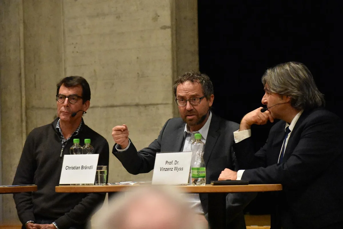aus_0096 Moderator Erwin Schärer, ZO-Chefredaktor Christian Brändli und Journalistikprofessor Vinzenz Wyss von der ZHAW Winterthur (von links nach rechts) diskutierten am Podium in Mönchaltorf. (Foto: David Marti), Moderator Erwin Schärer, ZO-Chefredaktor Christian Brändli und Journalistikprofessor Vinzenz Wyss von der ZHAW Winterthur (von links nach rechts) diskutierten am Podium in Mönchaltorf. (Foto: David Marti)