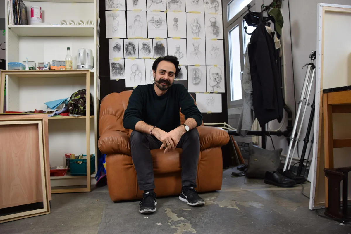 dsc_1549 Die Bilder von Tufan Öztürk zeigen unter anderem blutverschmierte Schädel und entstellte Gesichter. (Foto: Tina Schöni), Das Bild «Verdorbene Prominenz» ist ein Beispiel dafür. «Es ist die innerlich erzwungene Gier, die den Individuum ins Verderben zieht, nur um das eigene Selbstbild im Licht der gehobenen Masse erstrahlen zu lassen. Der Wunsch nach Reichtum, Prominenz und Macht überwiegt den Grenzen der Erreichbarkeit.», Mit seiner Kunst verarbeitet der Winterthurer schwierige Zeiten und bringt seine Gedanken auf Papier. (Foto: Tina Schöni) , Nachdem er seine Skizzen mit Bleistift im Notizblock festhielt, greift Tufan Öztürk zu Pinsel und Ölfarbe.
(Foto: Tina Schöni) , Nicht nur sein eigenes Befinden thematisiert er in seinen Werken. Der Winterthurer beobachtet das Weltgeschehen kritisch und setzt sich auch mit der Flüchtlingskrise auseinander. (Foto: Tina Schöni) , Zum Bild «Auf ewiger Wanderung» sagt er: «Plötzlich wird das Leben aus den Wurzeln gerissen. Heimatlos sind die ungewollten Wanderer auf der ewigen Suche nach einer neuen Zukunft. Die Realität, welches sich zwischen den aufgestellten Zäunen abspielt, wird gewollt in den Schatten gestellt. (...)» , «Mir gefällt es, wenn es etwas tiefsinniger ist», sagt Tufan Öztürk. (Foto: Tina Schöni)