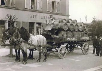 gespann_geschichte_5 Das Haldengut-Bier wird zum Teil noch heute mit Pferden an die lokalen Gaststätten geliefert. (Bild: Haldengut)