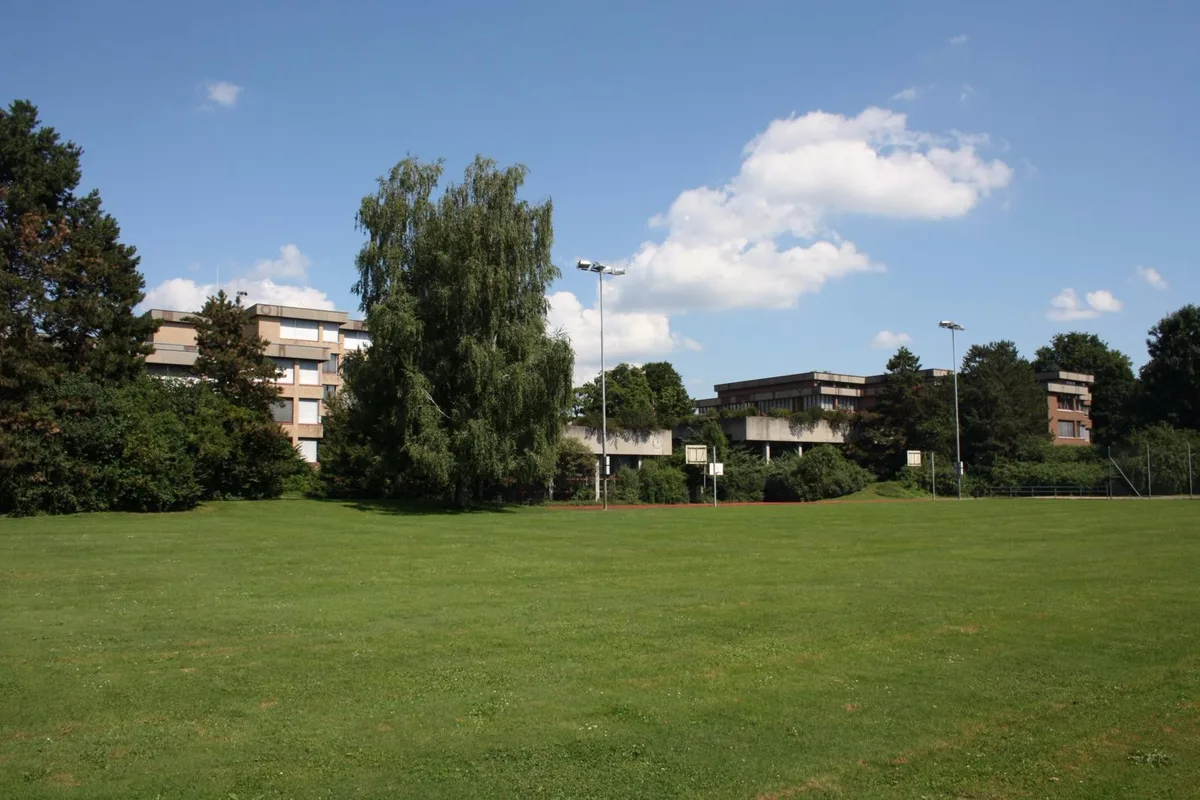 img_3252_preview_0 Das Schulhaus Stägenbuck wird erweitert und umfassend saniert. Die Anzahl Klassen soll von 28 auf 42 erhöht werden. (Archiv: Thomas Bacher), Neuer Pausenplatz mit integrierten Glasbausteinen. Durch sie erhält die darunter liegende Dreifachturnhalle Tageslicht. Dahinter der Neubau für Verwaltung, Kindergarten und Tagesbetreuung.
(Visualisierung: PD), Der Entwurf für das Projekt Appia stammt vom Architekturbüro Niedermann Sigg Schwendener.
(Visualisierung: PD), Der Neubau von der Lägernstrasse her gesehen. Rechts im Bild die bestehende Sporthalle. (Visualisierung: PD), Die gestaffelte Bauweise sorgt in den Klassenzimmern für besonders viel Tageslicht. (Archiv: Thomas Bacher), Mit 30 Millionen Franken Erstellungskosten war die Schulanlage zu Beginn der 70er Jahre das teuerste Bauprojekt, welches in Dübendorf je realisiert worden war. (Archiv: Thomas Bacher)
