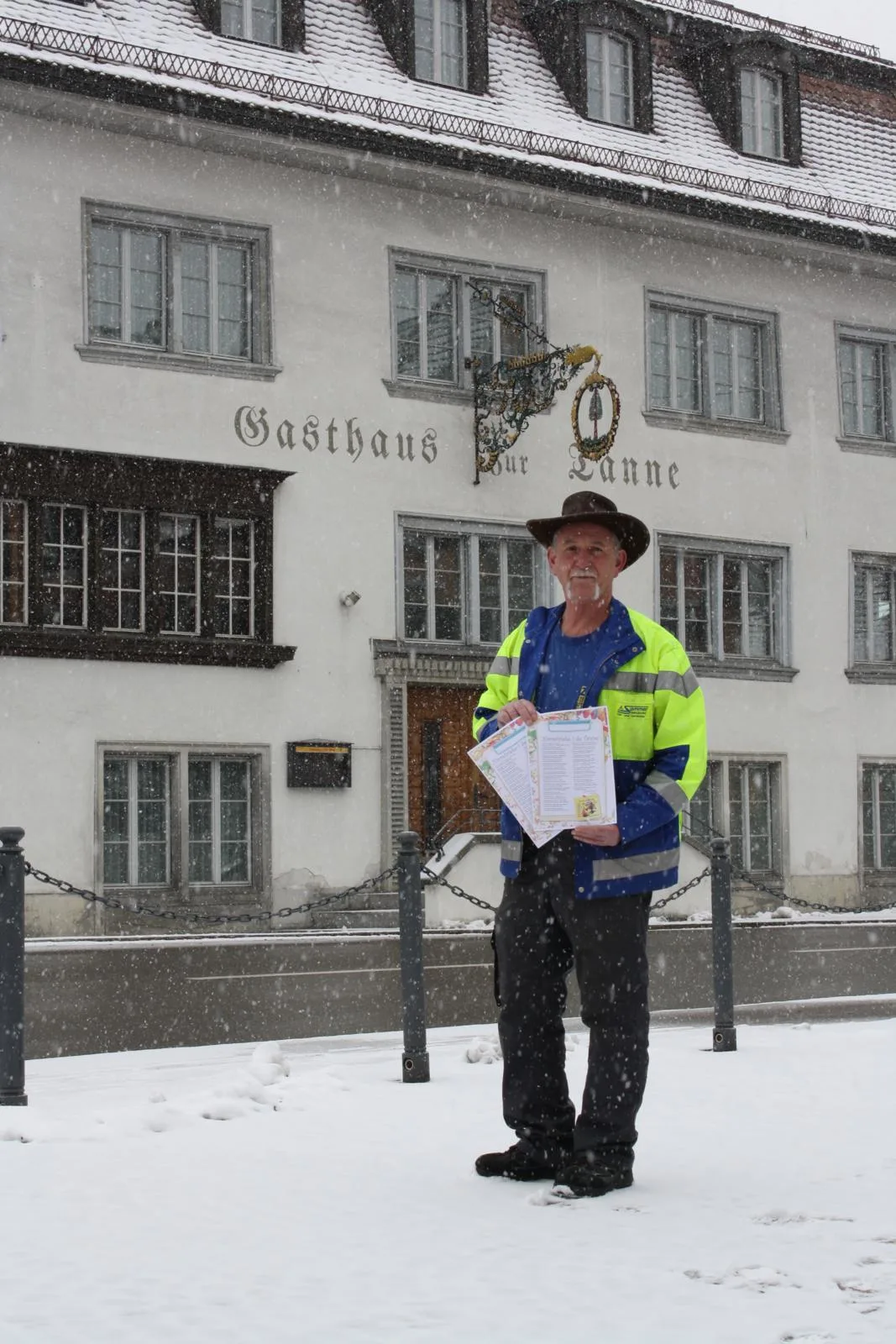 img_6490_preview Alex Sommer mit seiner Schnitzelbank vor dem Gasthaus zur Tanne. (Foto: Manuel Bleibler)