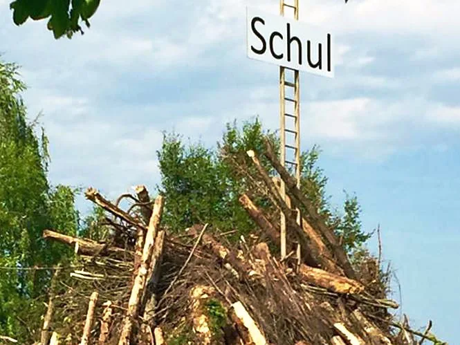 Die Schule Maur war 2017 ständiger Kritik aus der Elternschaft ausgesetzt. Am 1. August wurde schliesslich eine symbolische «Schul»-Leiter verbrannt, was von der Schule aufs Schärfste verurteilt wurde. (zvg)