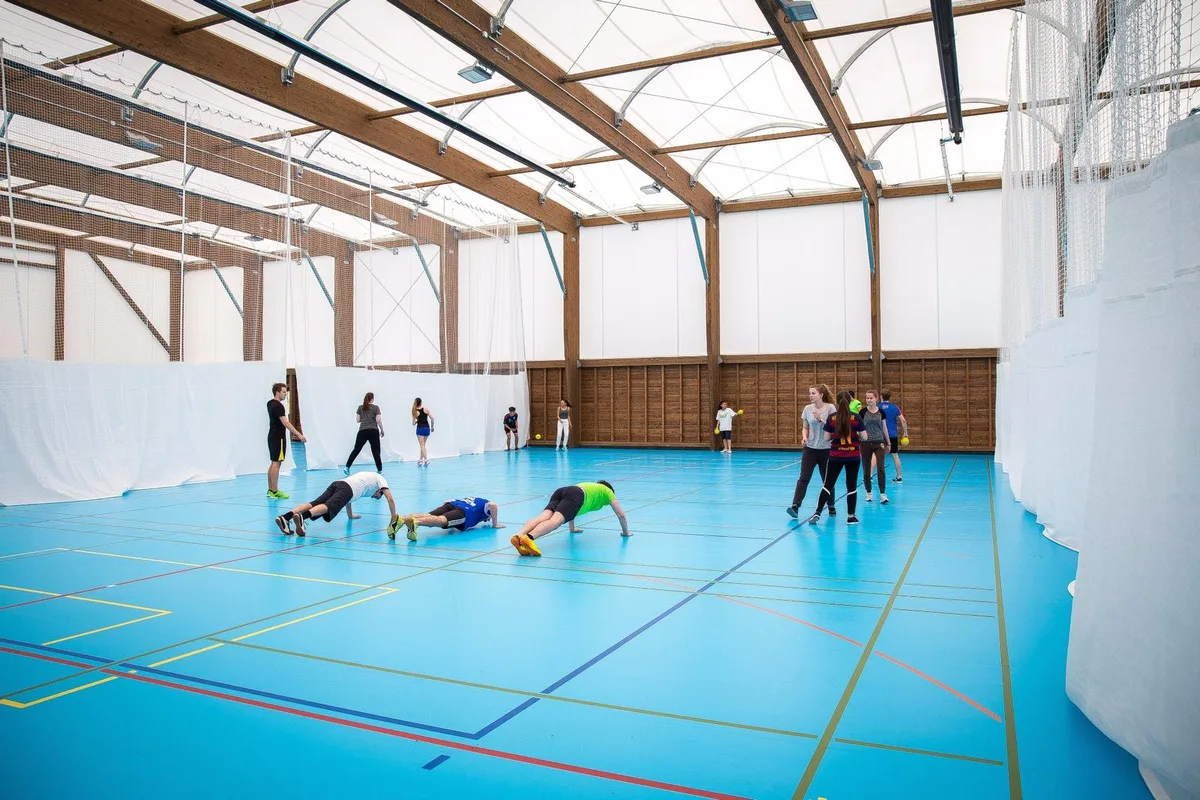 uster_21062016_provisorische3fachturnhalle_sbo_2 In der temporären Dreifachturnhalle Buchholz herrscht vor allem im Bereich der Aussenwände kühle Temperaturen. (Foto: Archiv)
