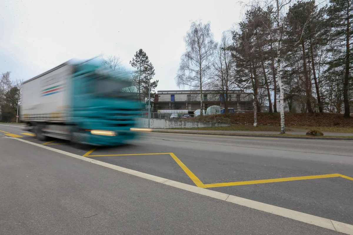uster_23022018_sulzbacherstrasse_nag-1_preview_0 Die Sulzbacherstrasse mit Blick auf das Herracher-Quartier. (Foto:Nathalie Guinand)