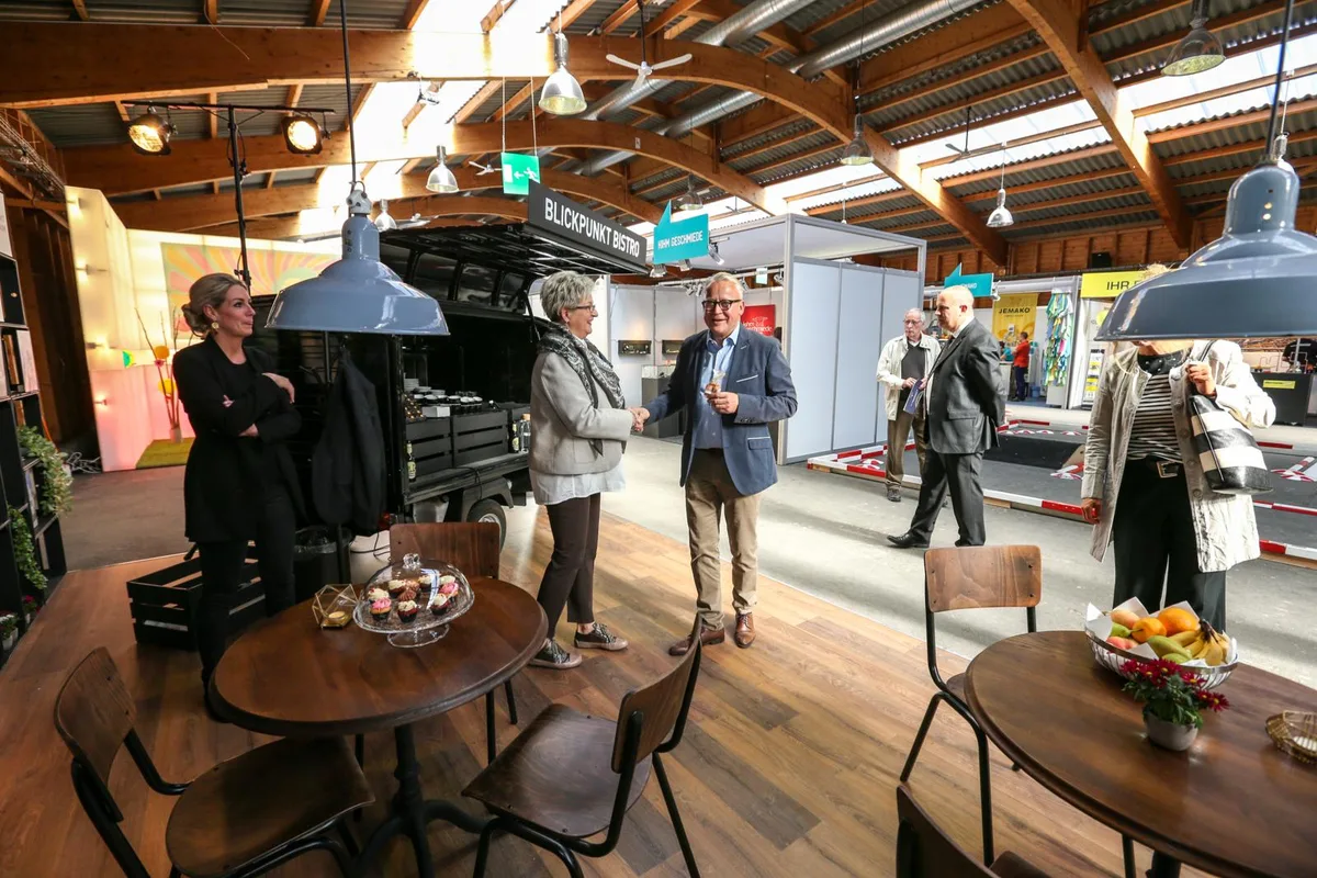 uster_26102017_ustermesse_nag-11_preview Anstelle von einem einzigen grossen Restaurant gab es an der Uster Messe mehrere Beizli, in denen die Besucher verweilen konnten. (Bild: Nathalie Guinand), Am Donnerstag wurde die Uster Messe offiziell eröffnet. Inklusive Carrerabahn-Test durch den Stadtpräsidenten. (Bild: Nathalie Guinand), Der Züriost-Videoredaktor hat sich am Eröffnungstag unter die Uster-Messe-Besucher gemischt. (Video: Simon Grässle)