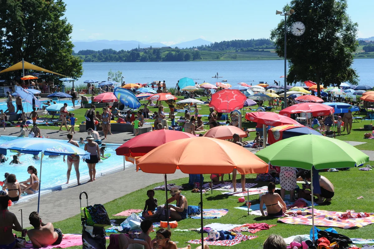 badi_pfaeffikon_190716_weu_04 Schönes Wetter ist Badiwetter. Das Strandbad Baumen in Pfäffikon konnte in diesem Jahr viele Besucher empfangen. , So leer war es in der Badi Hinwil wohl nur ausserhalb der Öffnungszeiten.