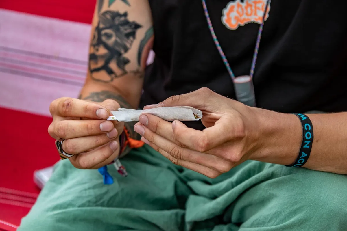 Jugendliche, die beim Kiffen erwischt werden, können von der Jugendanwaltschaft in einen Cannabiskurs geschickt werden. (Foto: Mano Reichling)