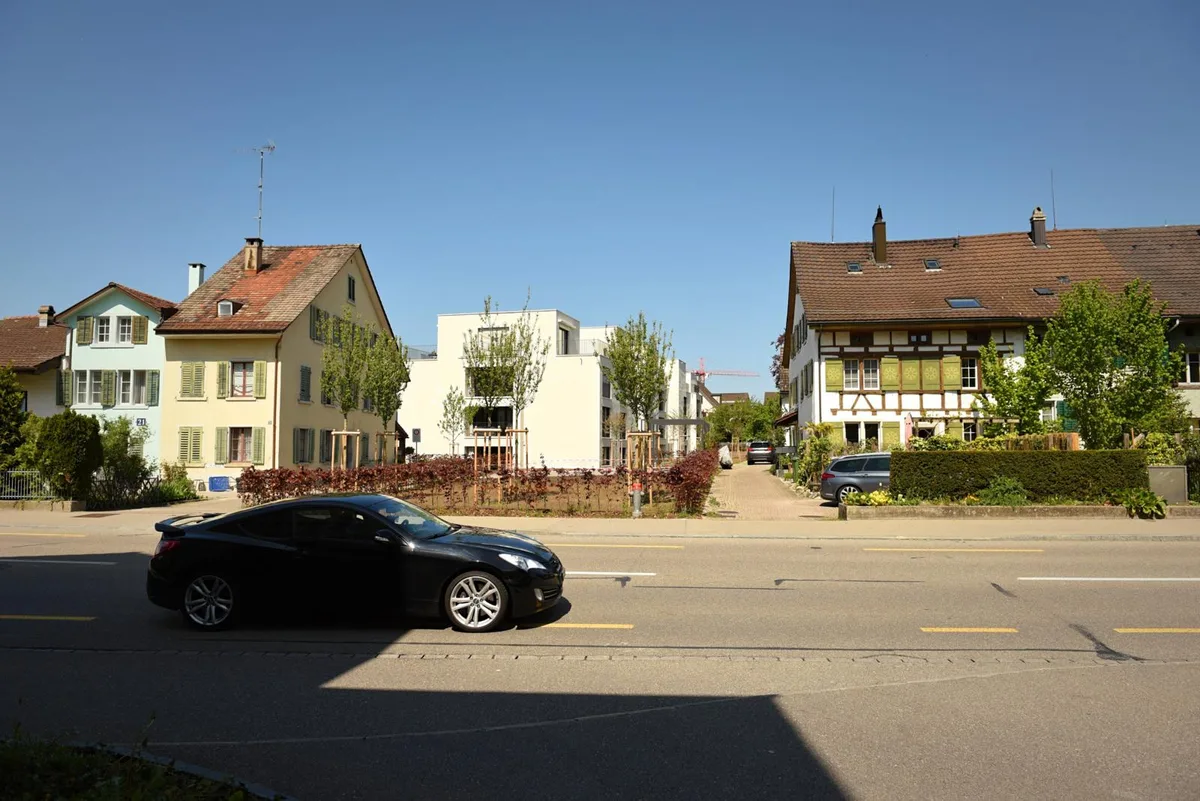 Die sechs Flarzhäuser an der Florastrasse werden in der Mitte durch einen modernen Bau unterbrochen., Die Gebäude stammten aus dem 18. und dem 19. Jahrhundert., In der Florastrasse 35 (rechts) sieht es im Innern..., ...so aus: Typisch ist der Holzbau mit der alten Heizung und dem niederen Raum., Ein gewisser moderner Standard ist unentbehrlich., Die vielen Fenster zeugen auch von den vielen kleinen Räumen, die vor allem früher in den Häuser standen.