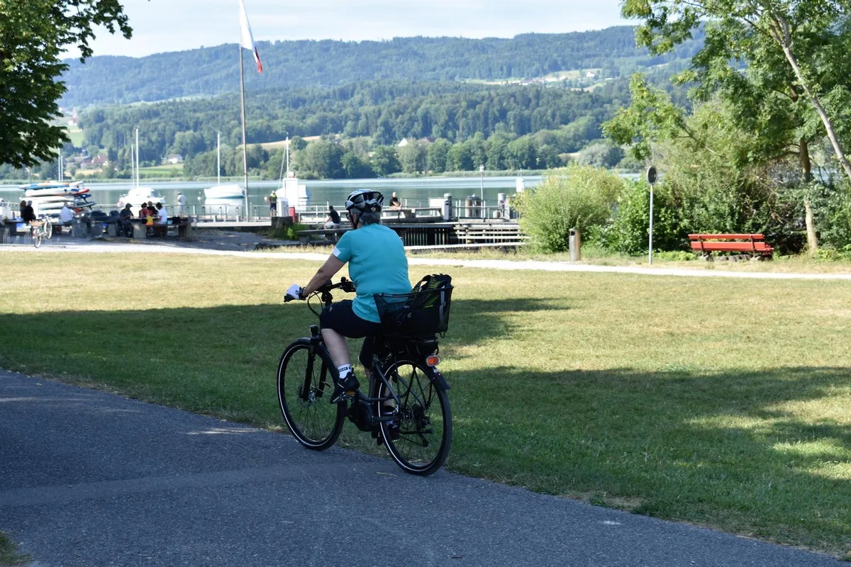 Mit E-Bikes fährt es sich für viele leichter. (Foto: David Marti), Einer der Hot-Spots in Sachen E-Bike-Konflikte, befindet sich kurz vor dem «Städtli» in Greifensee. (Karte Google Maps), Mit E-Bikes fährt es sich für viele leichter. (Foto: David Marti), Mit E-Bikes fährt es sich für viele leichter. (Foto: David Marti), Mit E-Bikes fährt es sich für viele leichter. (Foto: David Marti), Mit E-Bikes fährt es sich für viele leichter. (Foto: David Marti)