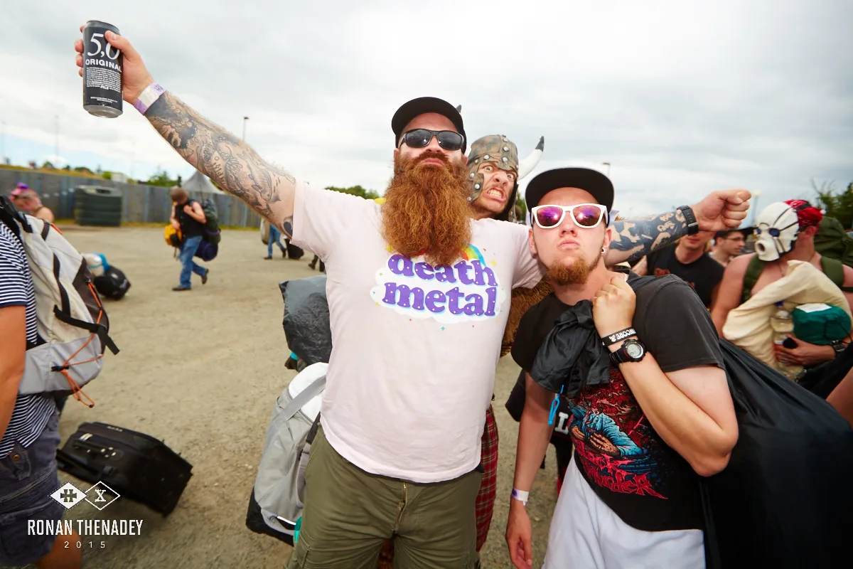 https-zueriost-ch-sites-default-files-media-2017-07-28-3-jpg Deathmetal-Shirt in kuscheliger Glücksbärchi-Optik: Das ist genau ihr Ding. (zvg), Und manchmal trinken sie auch ein Bier: Martin Röllin (links) und Lukas Bachmann (rechts) am Graspop Metal Meeting 2016 in Belgien.
(Monika Zabielska)
, «Smile if you masturbate»: Dezente Aufforderung zu mehr Spass am Spass am Hellfest bei Nantes. (zvg)