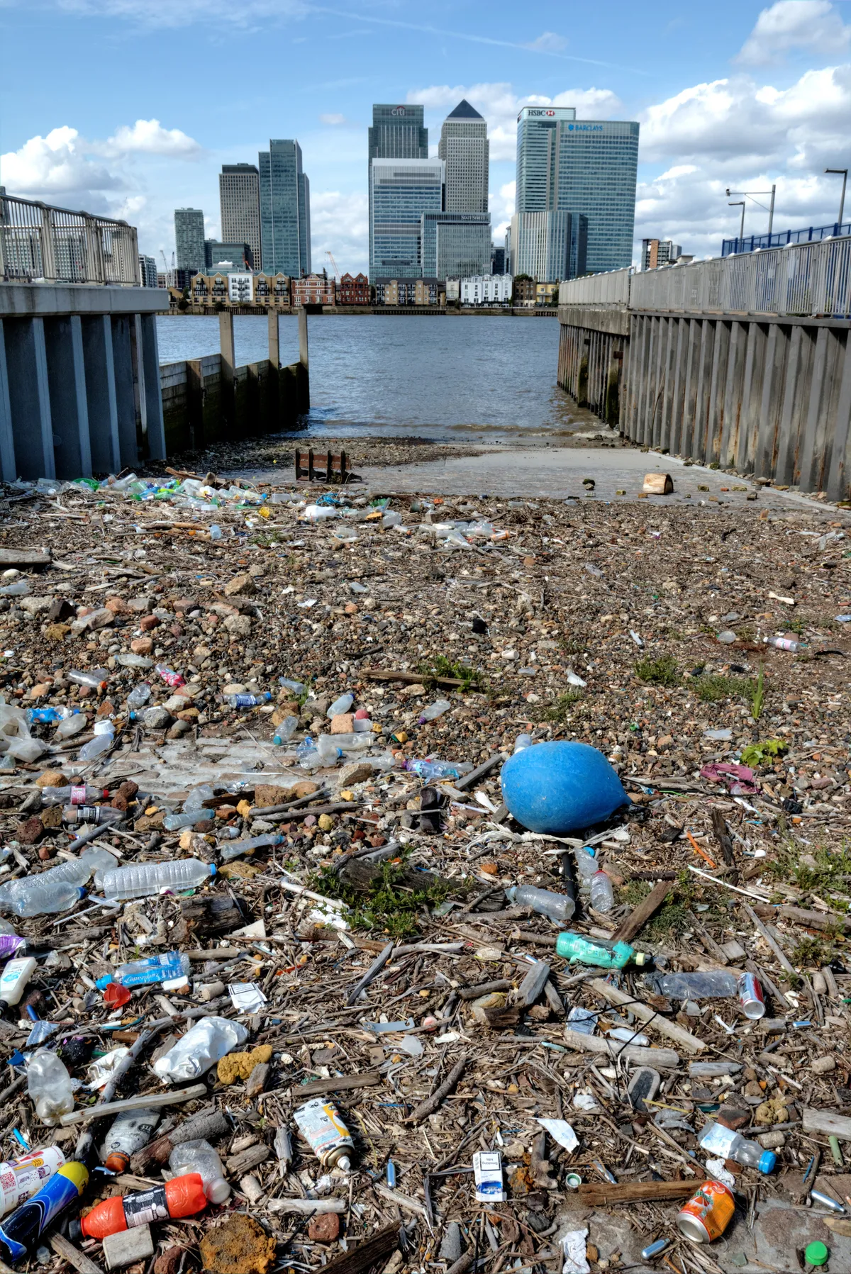 River Thames at North Greenwich showing the rubbish and debris washed up on the foreshore. © Susan Walker/Getty