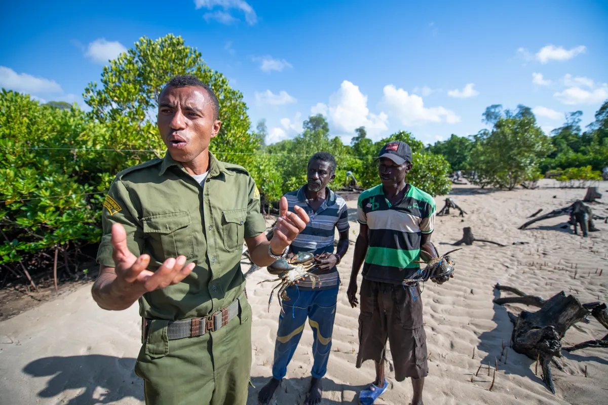 Rangers and Fishermen on Pate Island: Rangers on Pate Island, Kenya, are tasked to patrol the mangrove areas for illegal mangrove logging. ‘We as crab fishermen, we couldn’t fish here because the illegal loggers used to be here. But the PMCC (Pate Marine Community Conservancy) rangers have chased them away so we can catch crabs again.’ © Roshni Lodhia, Kenya