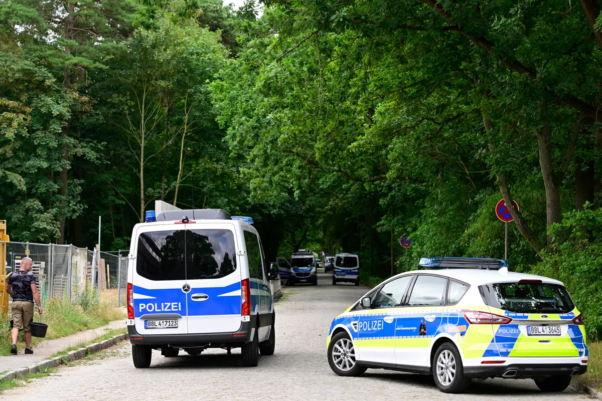 Police search for a wild animal in Stahnsdorf, south-west of Berlin. © JOHN MACDOUGALL/AFP/Getty