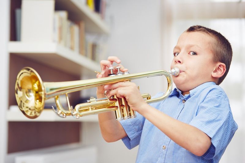 Junge spielt zuhause Trompete.Foto: Chalabala/iStock/Getty Images Plus