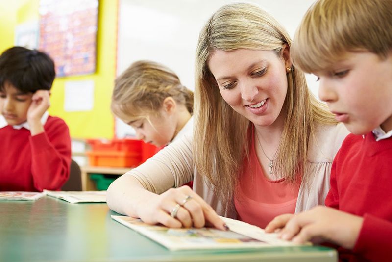 Grundschulen bieten oft Hausaufgabenbetreuung am Nachmittag.Foto: Mark Bowden/bowdenimages/iStock/GettyImages