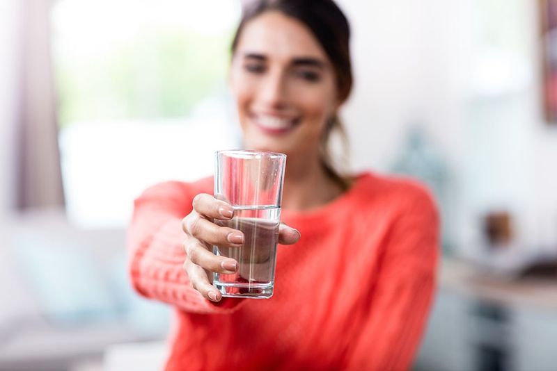 Wasser trinken hilft bei Blasenentzündung, Bakterien auszuspülen.Foto: Wavebreakmedia/iStock/Getty Images Plus