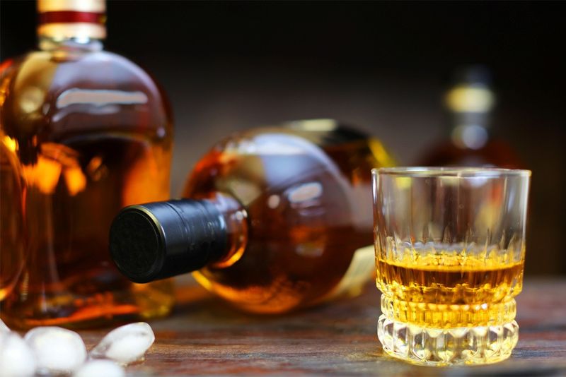 Whisky beim Tasting probieren.Foto: JurgaR/iStock/Getty Images Plus