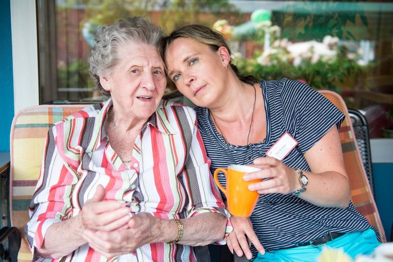 Seniorin mit Pflegerin im vertrauten Gespräch.Foto: Nottebrock/Alzheimer Forschung Initiative e.V.