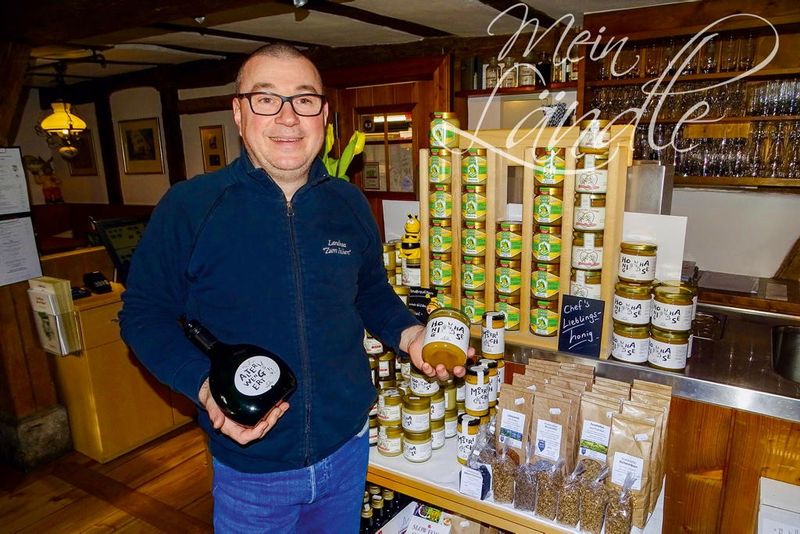 Lars Zwick mit seinen regionalen Produkten - der Gastronom ist auch begeisterter Weinbauer und Imker.Foto: MEIN LÄNDLE/Jürgen Gerrmann