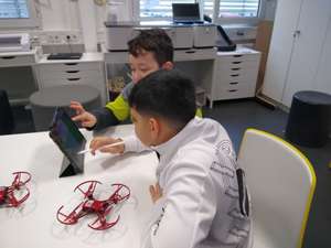 Klasse 4a besucht Z-LAB – Programmieren von Drohnen
