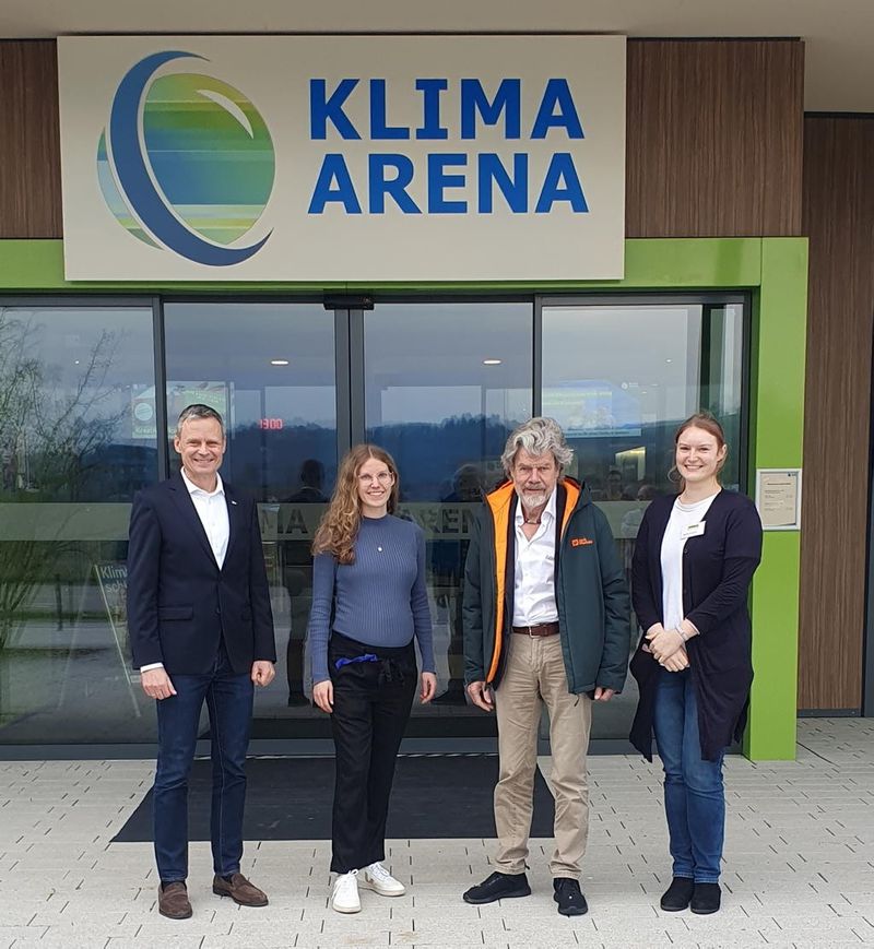 Dr. Bernd Welz, Vorstandsvorsitzender der KLIMA ARENA, Mareike Wangemann von PRIO1, Reinhold Messner, Svenja Krispien von PRIO1 (v.l.).Foto: KLIMA ARENA