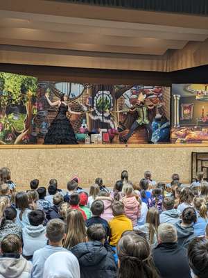 Opernretter zu Gast an der Schule in Hirrlingen - „Papageno und die Zauberflöte“