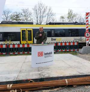 Symbolischer Spatenstich: Bahnhof Gäufelden wird barrierefrei