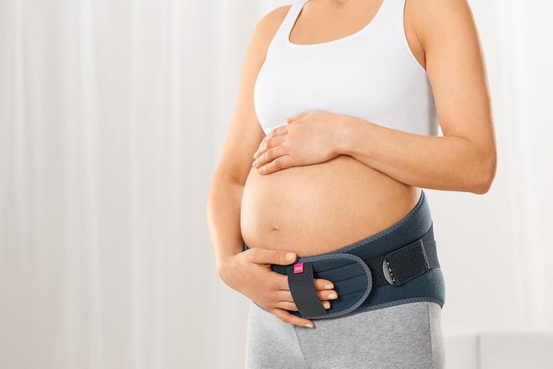 Die Lumbamed maternity Orthese entlastet die Wirbelsäule in der Schwangerschaft.Foto: www.medi.de