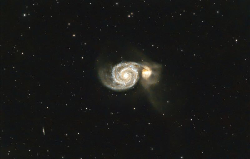 Die Whirlpool-Galaxie M51 scheint ihre Begleitgalaxie NGC 5195 zu verschlin- gen. Sie ist etwa 24 Millionen Lichtjahre von der Milchstraße entfernt.Foto: Mirko Krebs