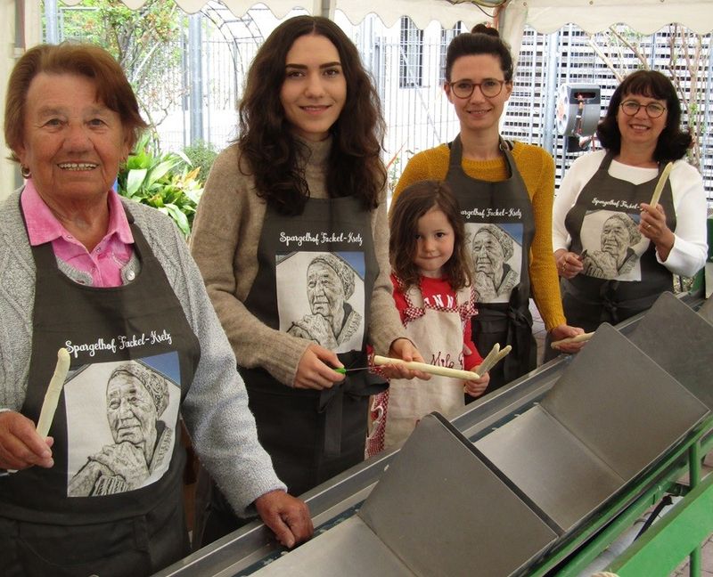 Vier Generationen stehen im Spargelhof Fackel-Kretz-Keller an der Spargelsortiermaschine.Foto: gma