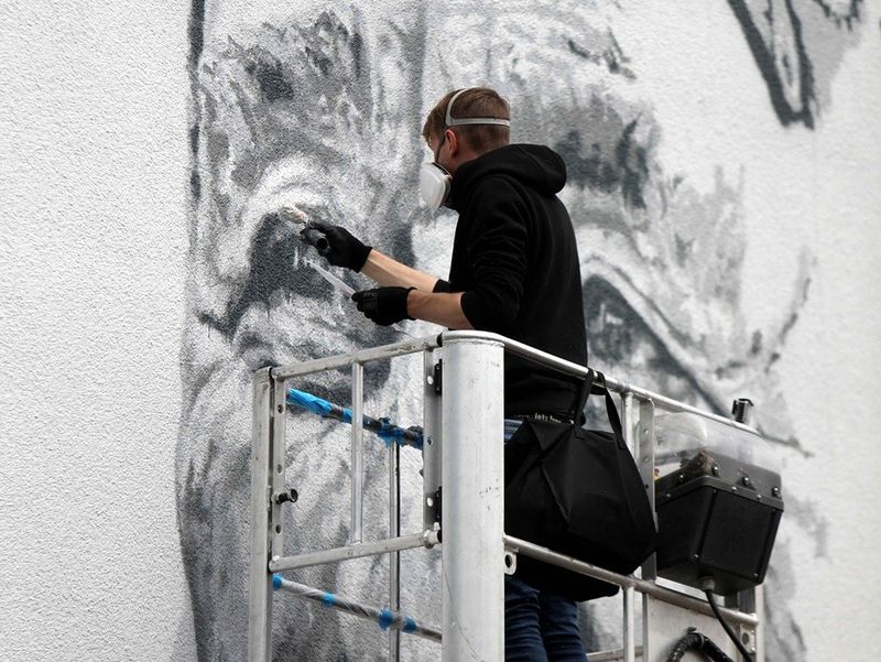 Künstler Hendrik Beikirch bei der Arbeit.Foto: amoos
