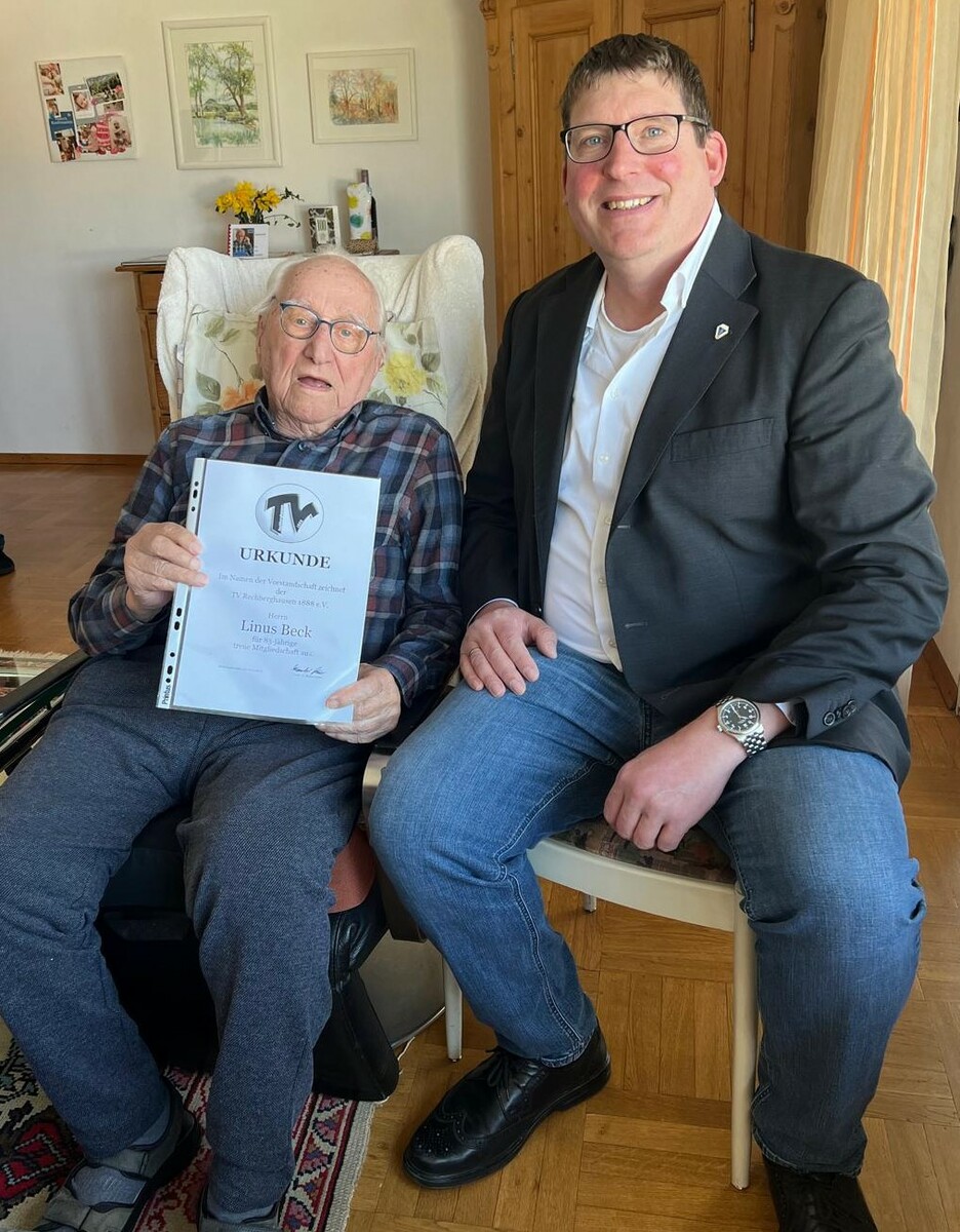Vorstand gratuliert Linus Beck | Turnverein Rechberghausen 1888 e. V ...