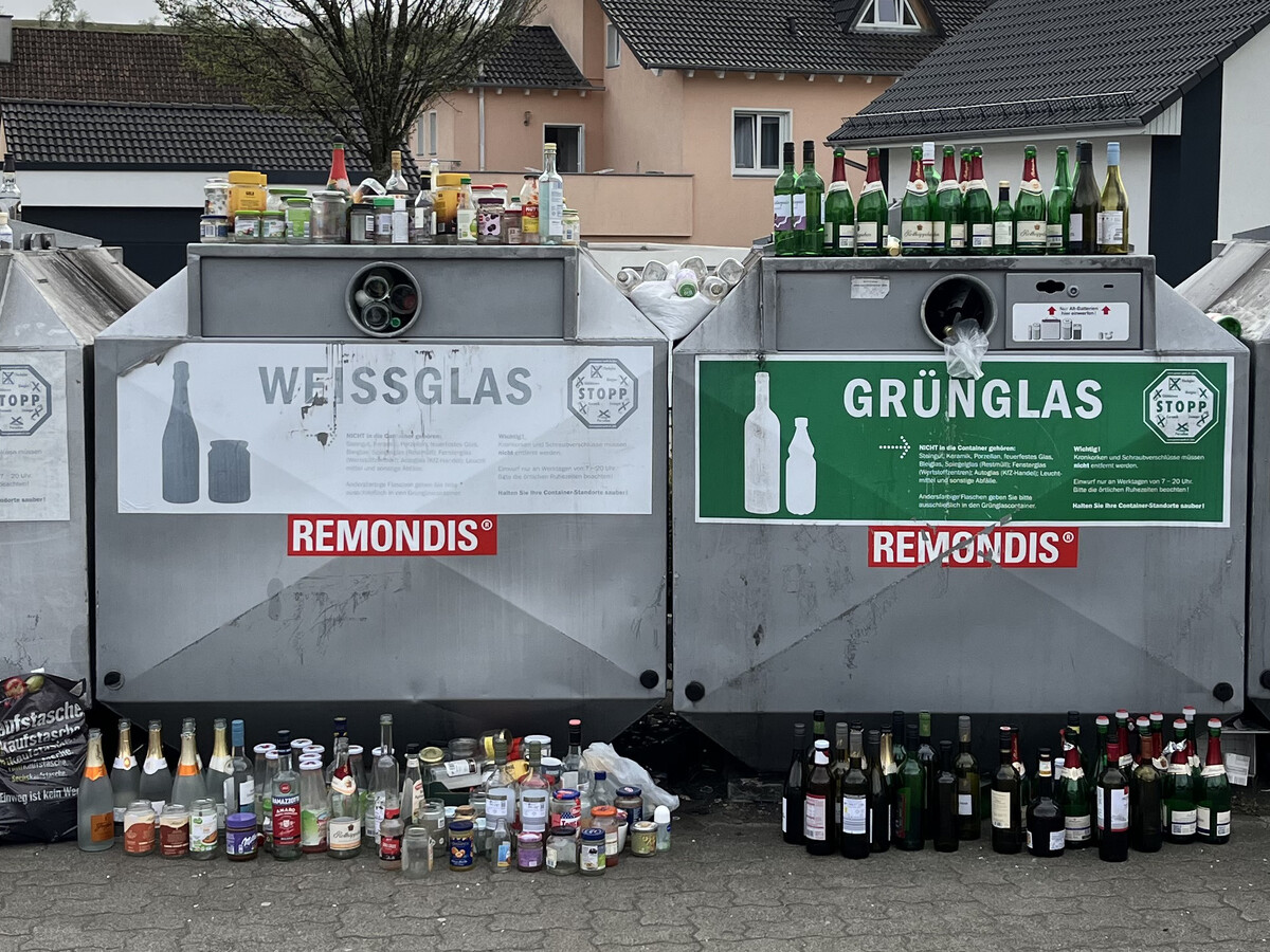 Übervolle Altglascontainer – Landratsamt: Flaschen nicht daneben stellen