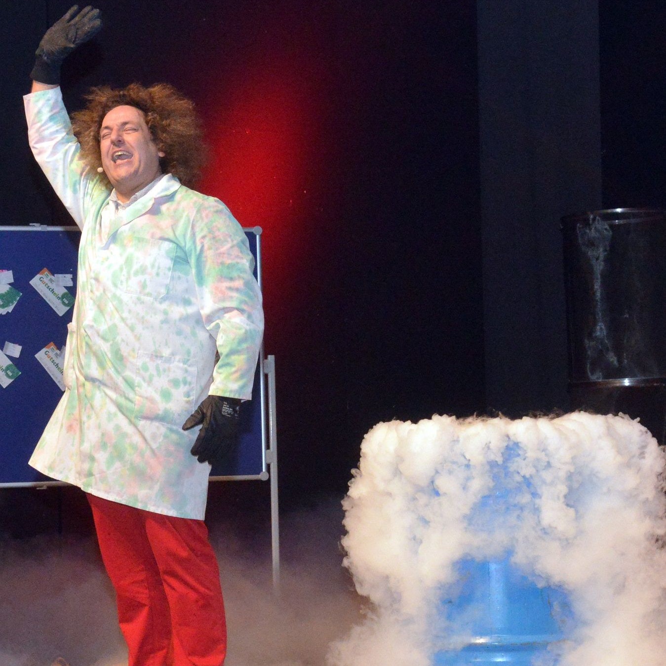 Tolle Show: Bei Wissenschafts-Comedian Konrad Stöckel zischte, qualmte und knallte es bei der Staubexplosion und dem Feuertornado und es waberte flüssiger Stickstoff über die Bühne. Foto: Siemer