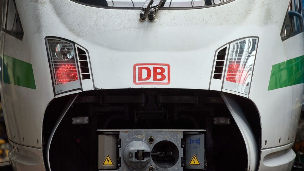 Das Logo der Deutschen Bahn ist auf der Front eines ICE zu sehen. Foto: dpa/Thissen