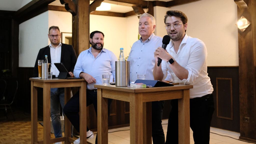 Hart aber fair: Stephan Christ (Grüne, von links), Yilmaz Mutlu (FDP), Christoph Eilers (CDU) und Jan Oskar Höffmann (SPD) diskutierten im Saal Schnieder. Foto: Niemeyer