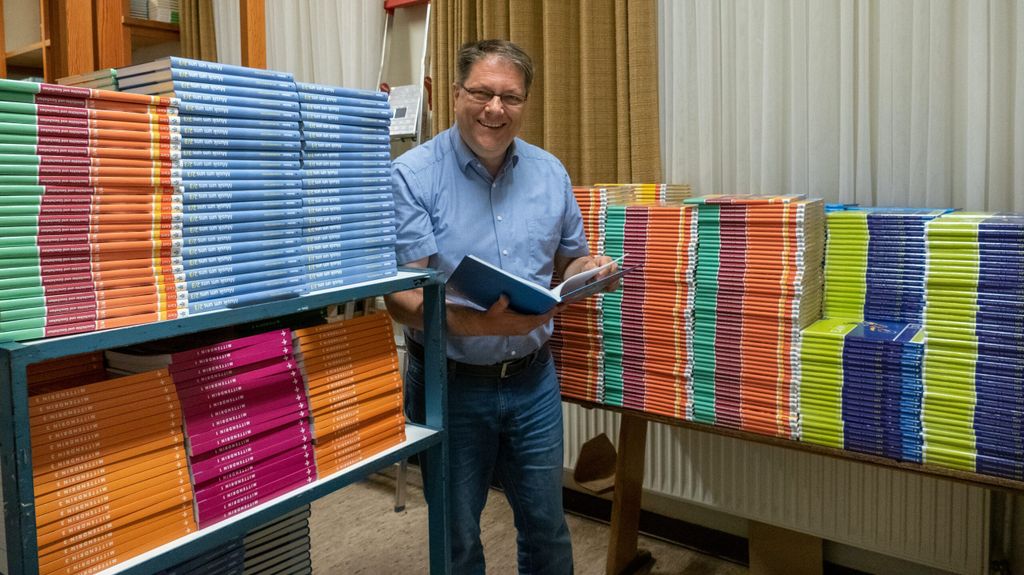 Herr der Bücher: Thomas Orth im Lernmittellager des AMG. Rund 10.000 Schulbücher stapeln sich hier in den Ferien.   Foto: Stix