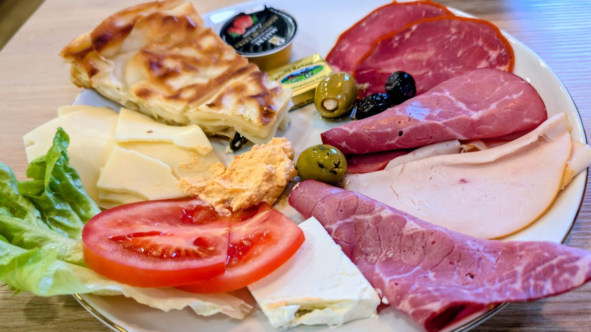 Sesame rings instead of croissants: This is what Mediterranean breakfast ...