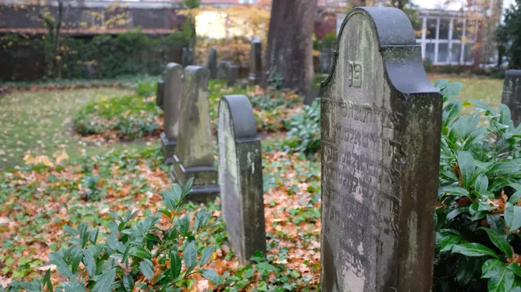 Hitler salutes and swastikas at the Jewish cemetery in Cloppenburg: Two ...