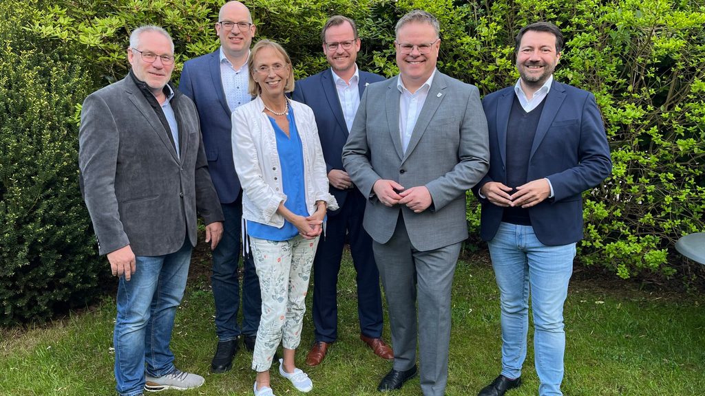 Die Spitzenkandidaten mit dem Landrat: (von links) Walter Goda (Damme), Ralf Dasenbrock (Visbek), Sabine Meyer (Dinklage), Philip Wilming (Vechta), Tobias Gerdesmeyer, der erneut für das Landratsamt kandidiert, und Jochen Steinkamp (Lohne). Foto: Tzimurtas 