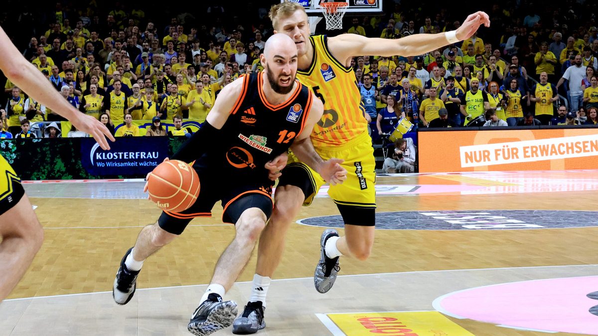 Party in Orange: Rasta's daring ride to the playoff start in Berlin