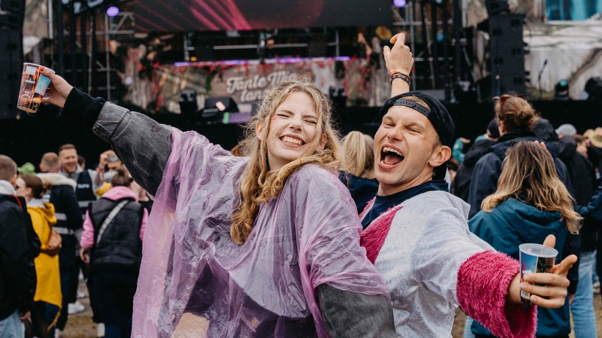 Partying, even in the rain: That's how the