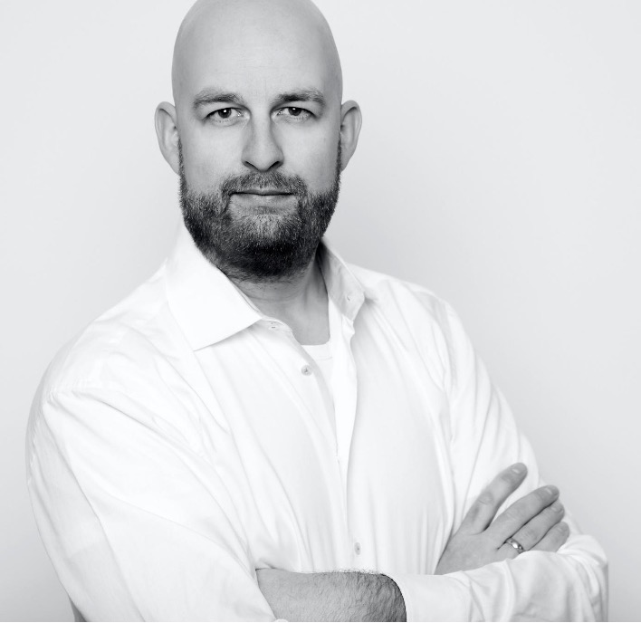 Das Foto zeigt ein Porträt von Björn Lorenzen.