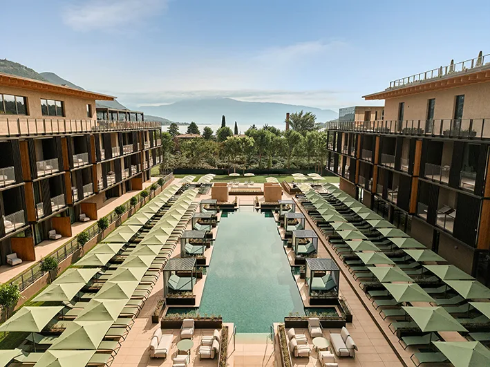 PR Foto vom Poolbereich des Falkensteiner Resort Lake Garda